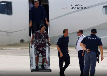 Ronaldinho arrin në Itali, gati prezantimi te skuadra e re