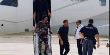Ronaldinho arrin në Itali, gati prezantimi te skuadra e re
