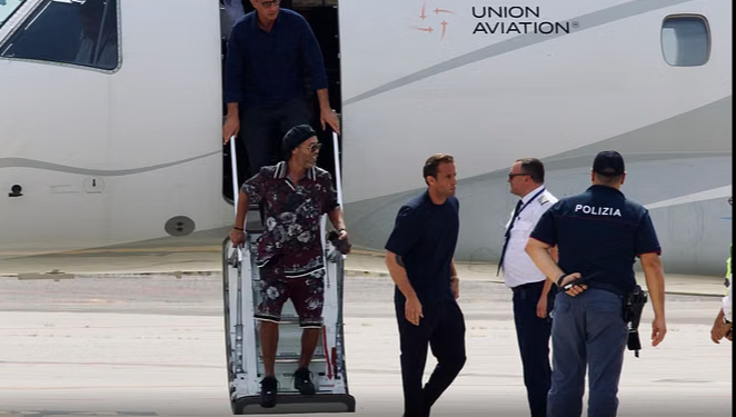 Ronaldinho arrin në Itali, gati prezantimi te skuadra e re