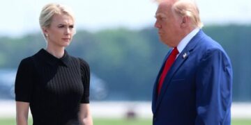 “Nuk më pëlqejnë këto gjëra” – Trump dyshohet për marrëdhënie romantike me ndihmësen, Melania shfaq pakënaqësi