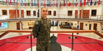 Oficeri i FSK-së diplomon në një nga akademitë më prestigjioze ushtarake në botë