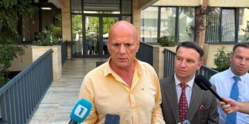 Geci dorëzon kallëzim penal ndaj Kurtit në Prokurorinë Speciale