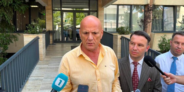 Geci dorëzon kallëzim penal ndaj Kurtit në Prokurorinë Speciale