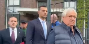 Djali i Thaçit dhe Veselit largohen nga gjykata pa koment/Pamje