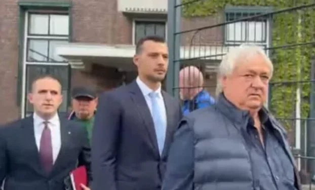 Djali i Thaçit dhe Veselit largohen nga gjykata pa koment/Pamje