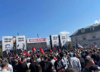 Qytetarët mblidhen në shesh, ndjekin live seancën e Speciales në Hagë