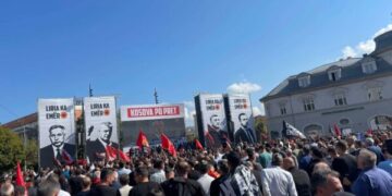 Qytetarët mblidhen në shesh, ndjekin live seancën e Speciales në Hagë