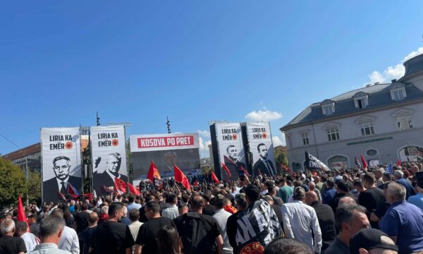Qytetarët mblidhen në shesh, ndjekin live seancën e Speciales në Hagë