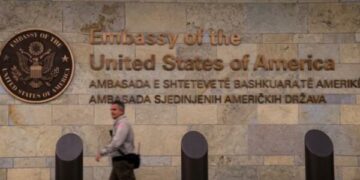 Ambasada amerikane kujton sul’min në Banjskë, përsërit thirrjen që autorët të mbahen përgjegjës