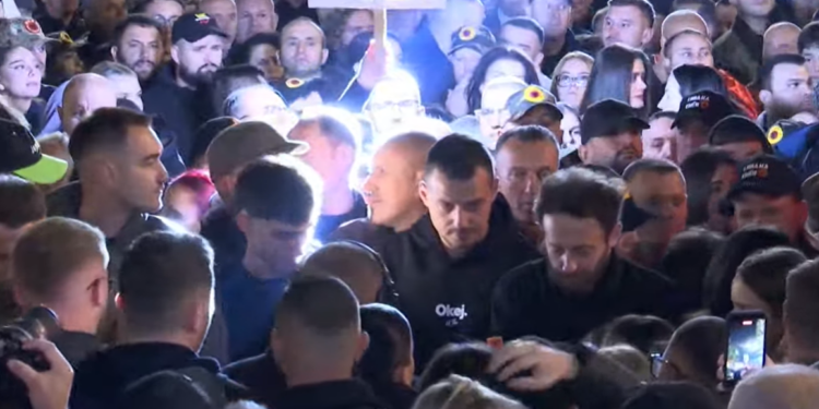 Nga “Okej” te pankartat kreative: Nata e tetë e revoltës masive në përkrahje të krerëve të UÇK-së