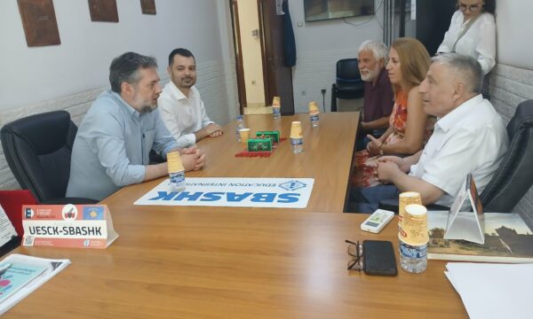 Çeku viziton SBASHK’un: Kemi ende ankesa nga prindërit për paratë e librave, sistemi ka pasur probleme viteve të fundit