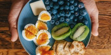 Një dietologe tregon si të hani karbohidratet, proteinat, yndyrnat dhe fibrat për të kontrolluar sheqerin