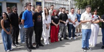 Përfaqësues të parlamenteve studentore protestojnë para Zyrës së BE’së: S’lejojmë të na e kri’minalizoni luftën e UÇK-së