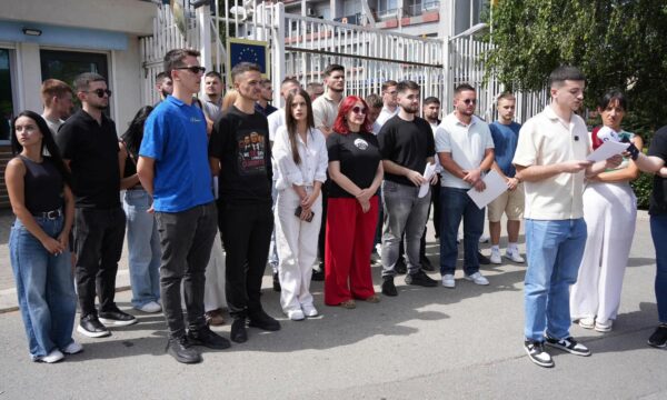 Përfaqësues të parlamenteve studentore protestojnë para Zyrës së BE’së: S’lejojmë të na e kri’minalizoni luftën e UÇK-së