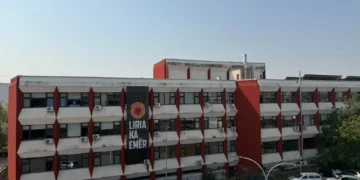6 ditë para verdiktit, Oda e Mjekëve vendos flamurin gjigant “Liria ka emër”