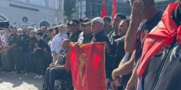 Nisja e seancës në Hagë, qytetarët presin me ankth në shesh