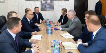 Ambasadori i BE’së takon kryetarët e komunave veriore, flasin për ‘‘përmirësimin e bashkëpunimit’’ mes nivelit qendror dhe lokal