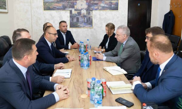 Ambasadori i BE’së takon kryetarët e komunave veriore, flasin për ‘‘përmirësimin e bashkëpunimit’’ mes nivelit qendror dhe lokal