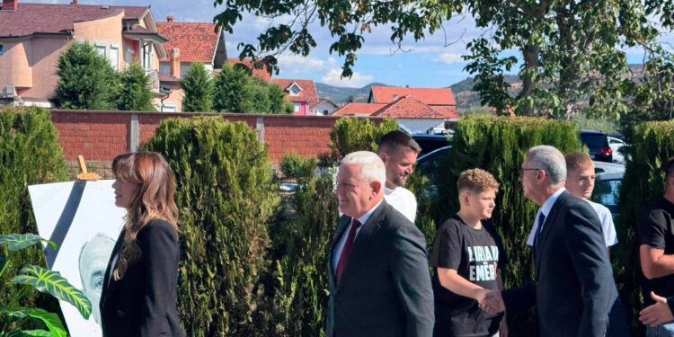 Haxhiu e Sveçla shkojnë për vizitë në familjen e Afrim Bunjakut