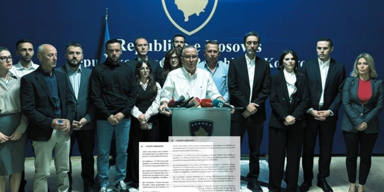 Beteja prej 92 faqesh që mund të bjerë në ujë: A do ta sakrifikojë PDK-ja ankesën në Kushtetuese për marrëveshjen mbi Specialen?