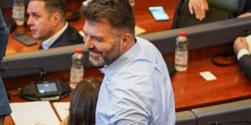 Deputetë të VV’së kërkuan dorëheqjen e atyre që votuan Specialen, Sadiku: Të dorëhiqen ata që ishin kundër Rambujesë e formimit të shtetit