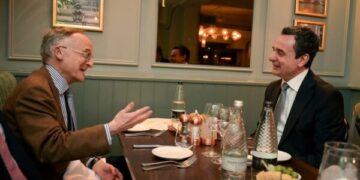 Noel Malcolm merr diplomë nderi nga Harvardi, universiteti e përmend punën e tij për Kosovën, citojnë edhe Kurtin