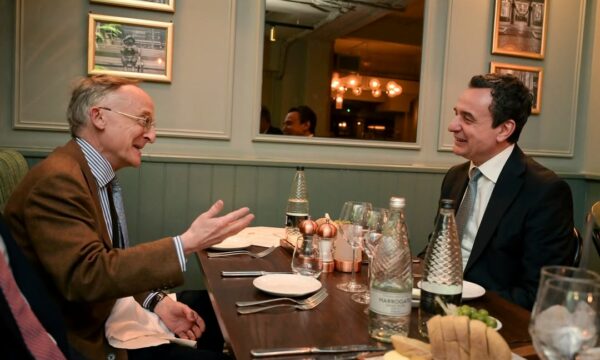 Noel Malcolm merr diplomë nderi nga Harvardi, universiteti e përmend punën e tij për Kosovën, citojnë edhe Kurtin