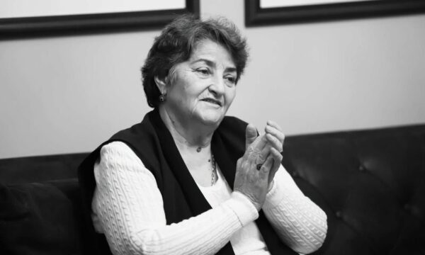 “Përjetë të pikëlluar për ty Nanë”, Besnik Tahiri njofton për ndarjen nga jeta të nënës së tij