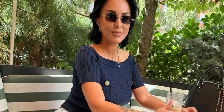 Teuta vishet ngushtë, vë në pah linjat trupore në formë