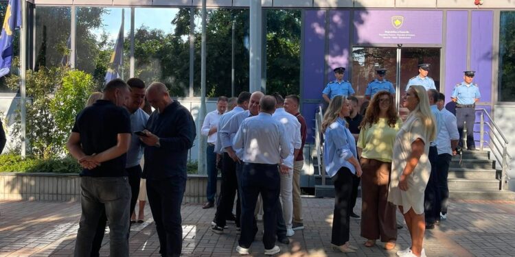 PDK dhe Aleanca bllokojnë hyrjen e Qeverisë, iu bashkohen asamblistë dhe aktivistë nga Drenasi