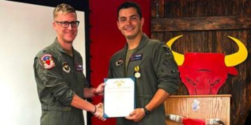 Edmond Smajli nderohet me Medaljen e Komandimit për Ajër dhe Hapësirë nga Forcat Ajrore Amerikane