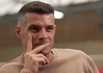 Granit Xhaka telefonon Mourinhon gjatë intervistës, momenti bëhet viral