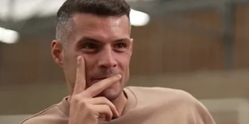 Granit Xhaka telefonon Mourinhon gjatë intervistës, momenti bëhet viral