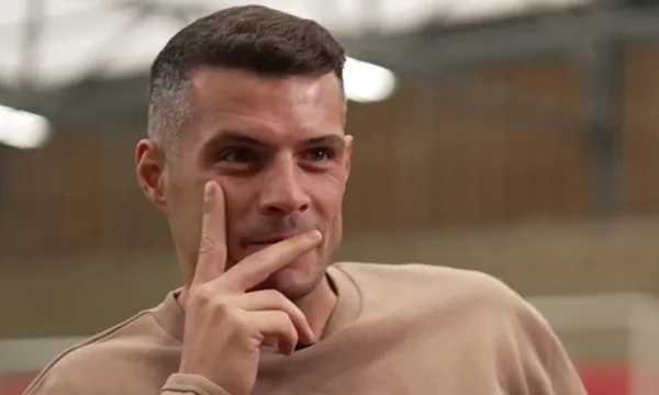 Granit Xhaka telefonon Mourinhon gjatë intervistës, momenti bëhet viral