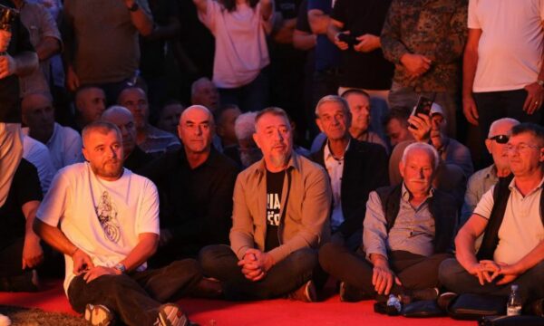 ‘Zjarri i Lirisë’ në Zonën e Drenicës: Komandantët dhe ushtarët e UÇK-së kërkojnë lirinë e çlirimtarëve në Hagë