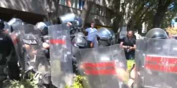 Situata e tensionuar, Policia i pengoi studentët dhe qytetarët e Nishit të shkonin te Vuçiqi – Xhandarmëria gjithashtu në rrugë