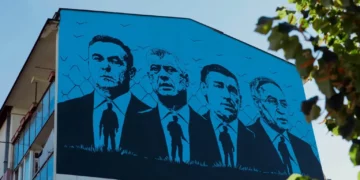 Endrit Thaçi shpërndan muralin e katërshes së UÇK-së që u zbulua në Prishtinë