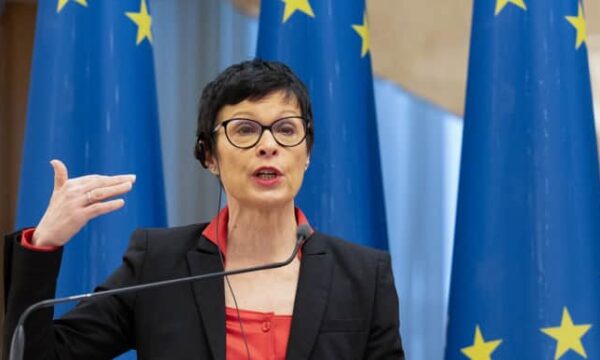 Marta Kos anulon vizitën në Beograd pas glorifikimit të Ratko Mlladiqit: Si mund t’i shikoja nënat e Srebrenicës?