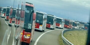 Agim Aliu publikon pamjet e autobusëve të mbushur që u nisën nga Ferizaj drejt Prishtinës për Marshin për Liri