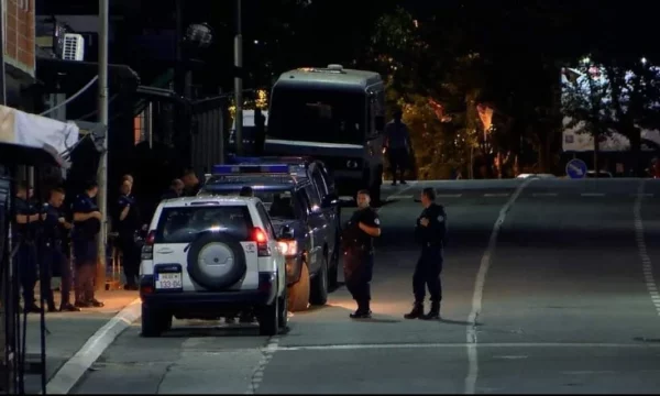 Policia me plan operativ në veri: Ndalohen veturat me simbole kombëtare