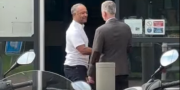 Pamje nga Haga, avokati Prosper dhe Çollaku në disponim të mirë para vizitës te Hashim Thaçi