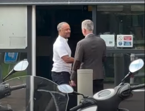 Pamje nga Haga, avokati Prosper dhe Çollaku në disponim të mirë para vizitës te Hashim Thaçi