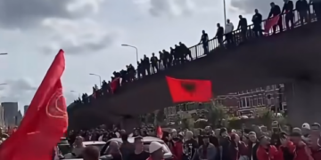 Pamjet sot nga Haga, qindra shqiptarë me flamuj para Speciales, disa orë para verdiktit