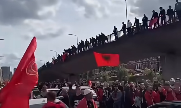 Pamjet sot nga Haga, qindra shqiptarë me flamuj para Speciales, disa orë para verdiktit