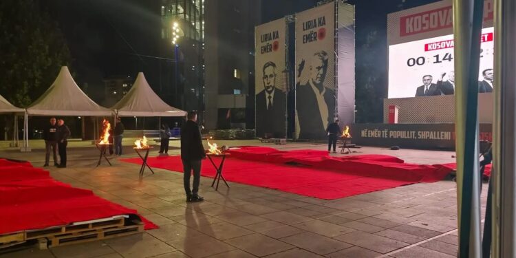 Pak orë para aktgjykimit në Hagë, në Prishtinë ndizen “Flakët e Lirisë”
