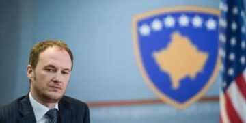 Selimi kritika diplomatëve dhe juristëve amerikanë dhe ndërkombëtarë që ishin involvuar në krijimin e Speciales