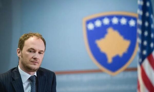 Selimi kritika diplomatëve dhe juristëve amerikanë dhe ndërkombëtarë që ishin involvuar në krijimin e Speciales