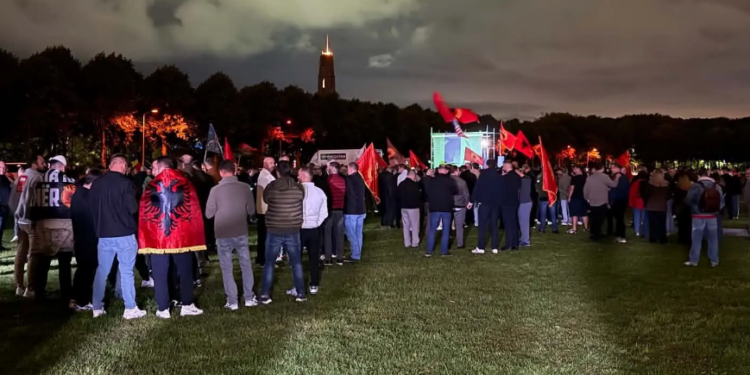 Masat e sigurisë në Hagë, policia pritet të konfiskoj flamujt dhe shtizat e qytetarëve të mbledhur atje