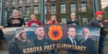 Mobilizimi nis në Hagë, qytetarët mblidhen para Speciales – pamje nga vendi i ngjarjes