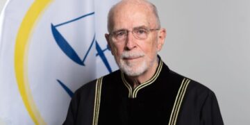 Pamje kur kryetari i Trupit Gjykues, Charles Smith niset drejt Gjykatës Speciale për shpalljen e aktgjykimit